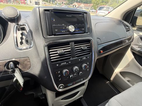 Used 2012 Dodge Grand Caravan SXT FWD image 19