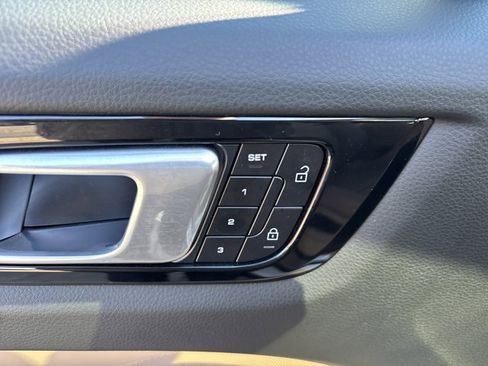 Used 2022 Porsche Cayenne Coupe image 21