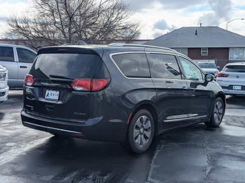 Used 2020 Chrysler Pacifica Limited image 3