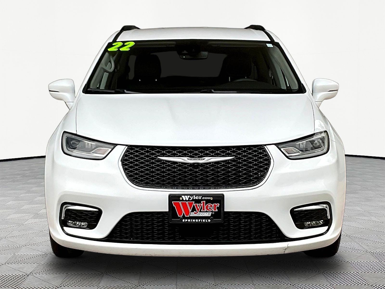 Used 2022 Chrysler Pacifica Touring-L FWD image 2