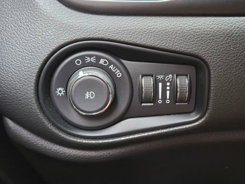 Used 2022 Jeep Renegade Latitude w/ Convenience Group AWD/4WD image 29