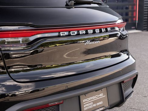 Certified 2025 Porsche Macan AWD/4WD image 12