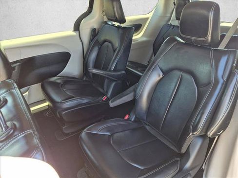 Used 2024 Chrysler Pacifica Limited FWD image 24