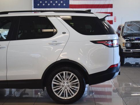 Used 2017 Land Rover Discovery HSE image 16