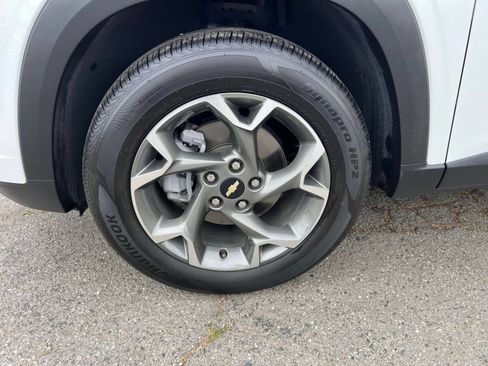 Used 2025 Chevrolet Trax LT FWD image 35