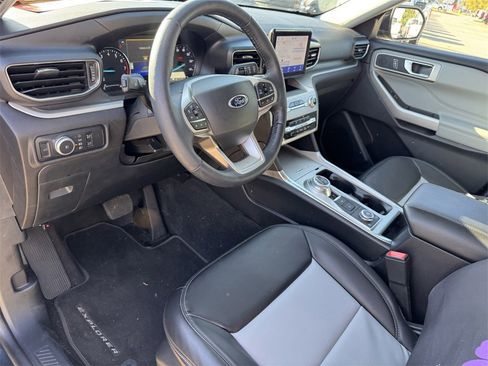 Used 2022 Ford Explorer XLT w/ Equipment Group 202A image 10