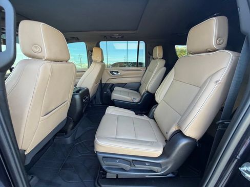 Used 2023 Chevrolet Suburban Premier AWD/4WD image 17