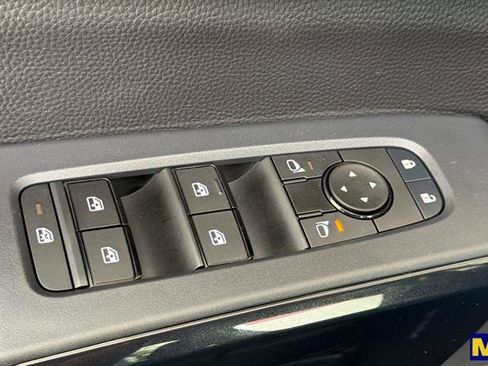 Used 2025 Nissan Pathfinder S AWD/4WD image 12