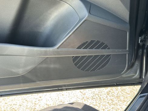 Certified 2025 Volkswagen Taos SE w/ Panoramic Sunroof Package FWD image 37