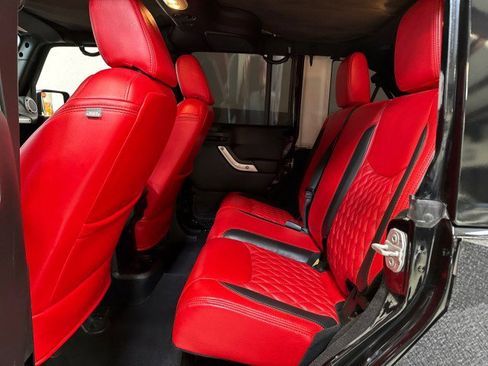 Used 2015 Jeep Wrangler Unlimited Rubicon image 32