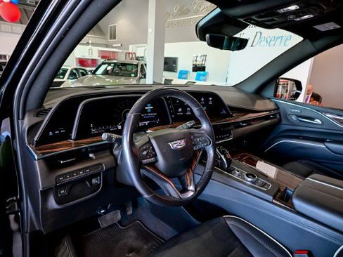 Used 2021 Cadillac Escalade ESV Premium Luxury AWD/4WD image 13