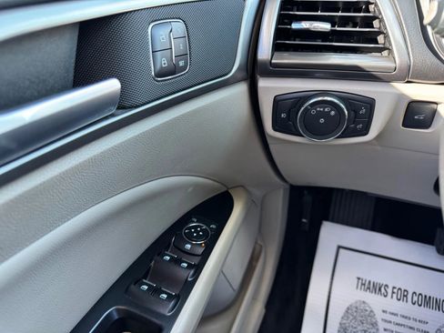 Used 2017 Ford Fusion SE w/ Fusion SE Technology Package image 23