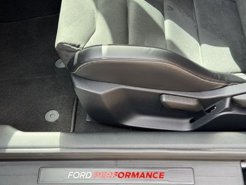 Used 2021 Ford Mustang Shelby GT500 w/ Technology Package image 18