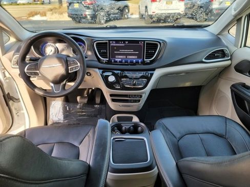 Used 2022 Chrysler Pacifica Touring-L image 23