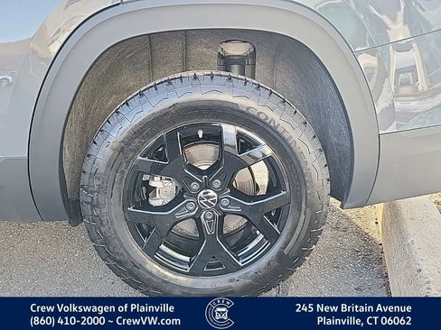 Certified 2025 Volkswagen Atlas Peak Edition SE image 18