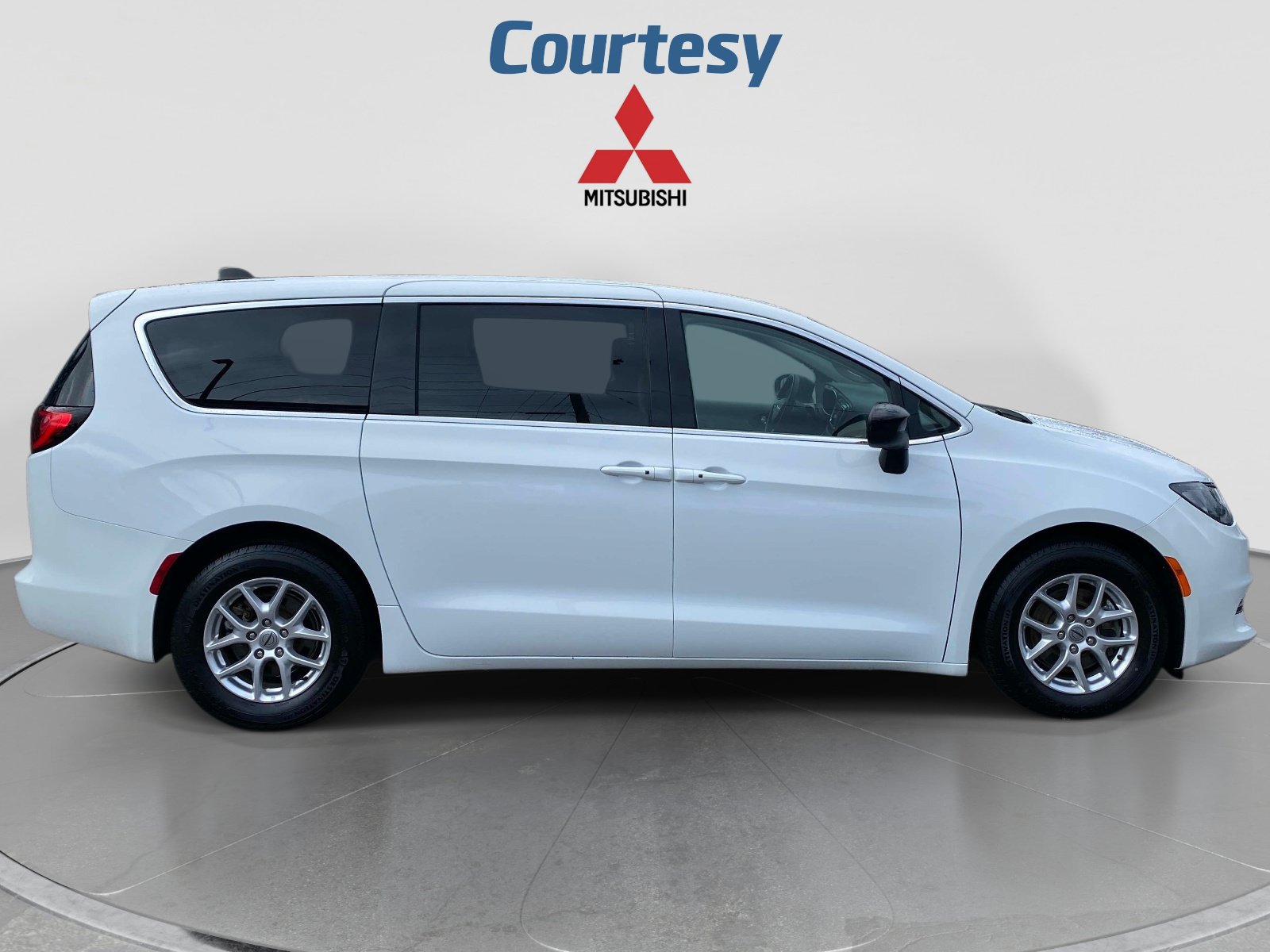 Used 2024 Chrysler Voyager LX FWD image 8