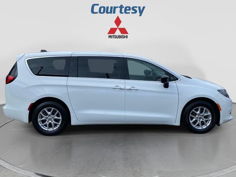 Used 2024 Chrysler Voyager LX FWD image 8