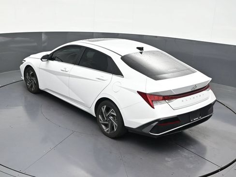 Used 2025 Hyundai Elantra SEL FWD image 17