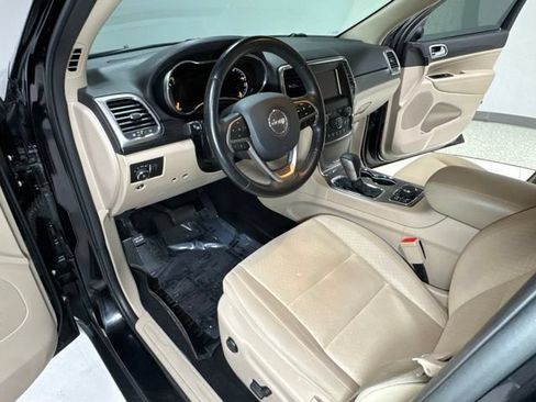 Used 2019 Jeep Grand Cherokee Laredo AWD/4WD image 12