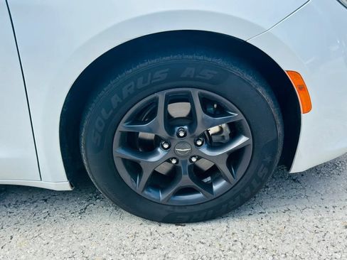 Used 2019 Chrysler Pacifica Touring-L Plus w/ S Appearance Package FWD image 24