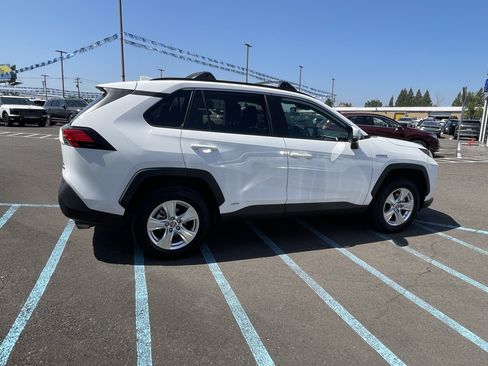 Used 2021 Toyota RAV4 LE AWD/4WD image 6