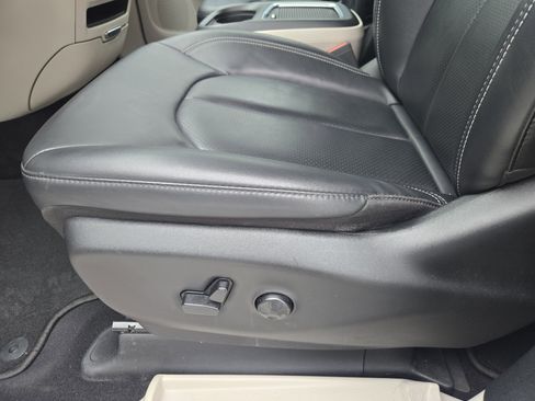 Used 2024 Chrysler Pacifica Select image 28