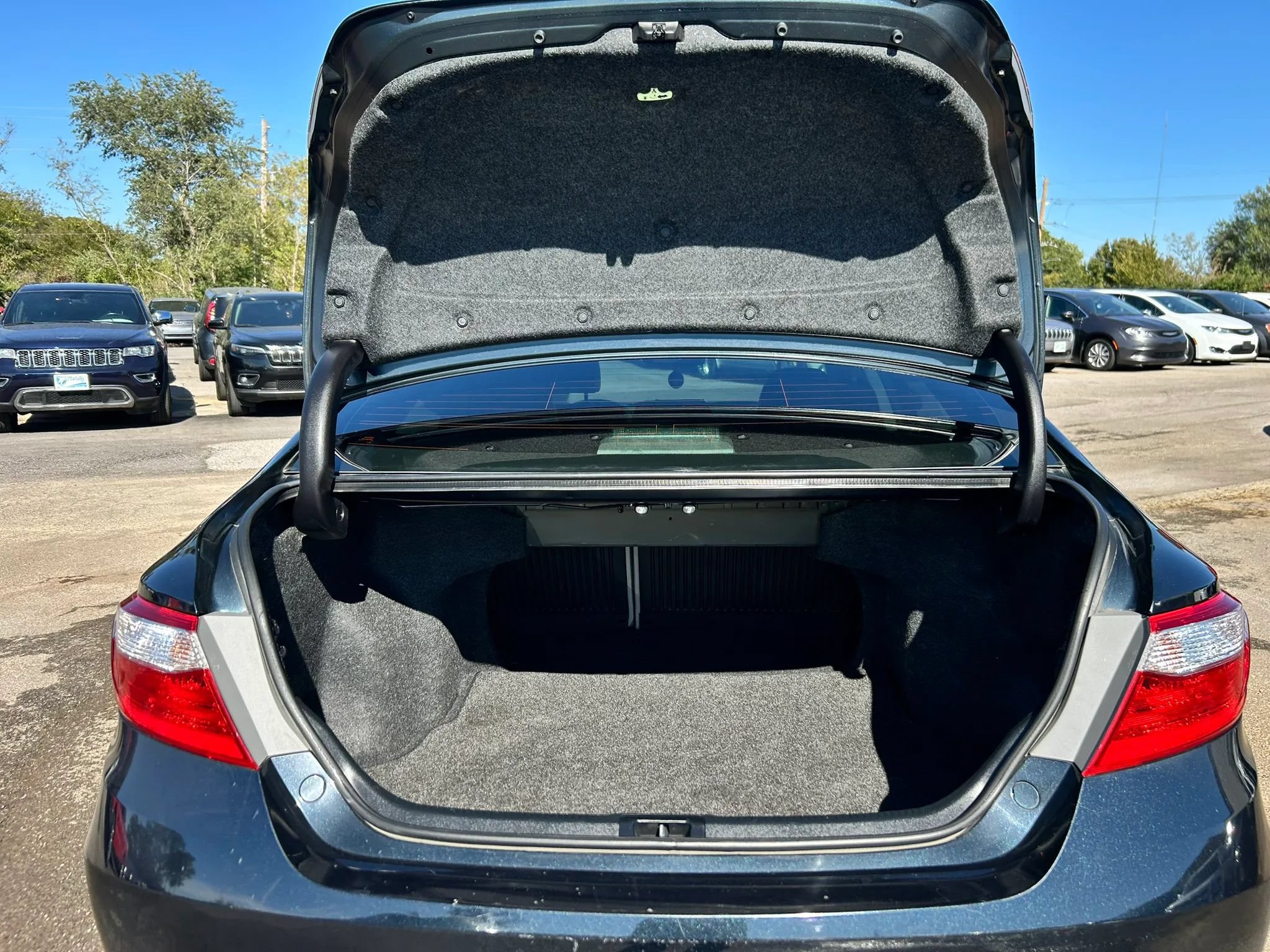 Used 2016 Toyota Camry SE w/ Moonroof Package FWD image 25