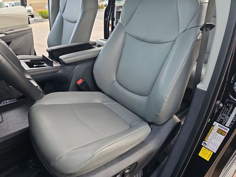 Used 2022 Toyota Sienna XLE image 17