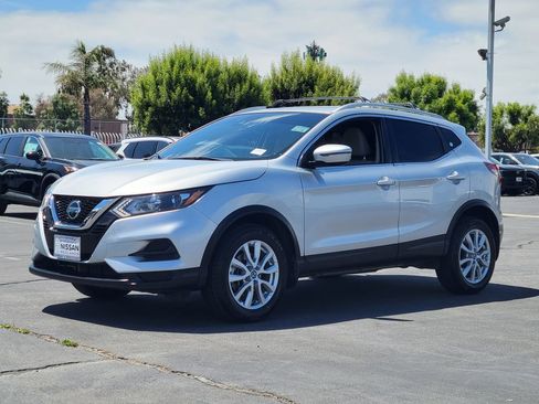 Used 2020 Nissan Rogue Sport SV image 2