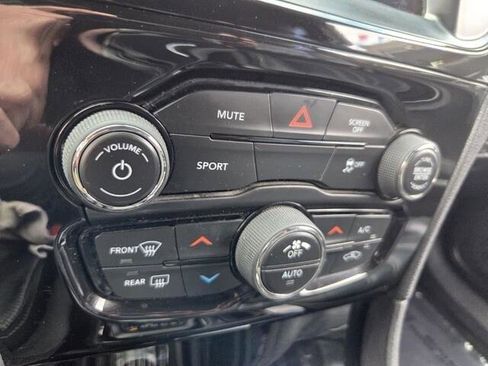 Used 2019 Chrysler 300 S image 22