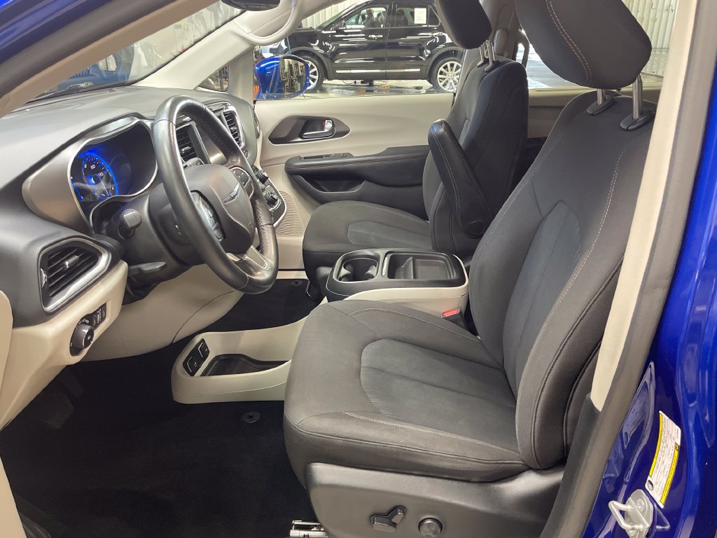Used 2020 Chrysler Pacifica Touring w/ Cold Weather Group FWD image 14