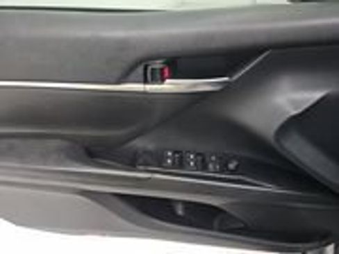Used 2020 Toyota Camry SE FWD image 9