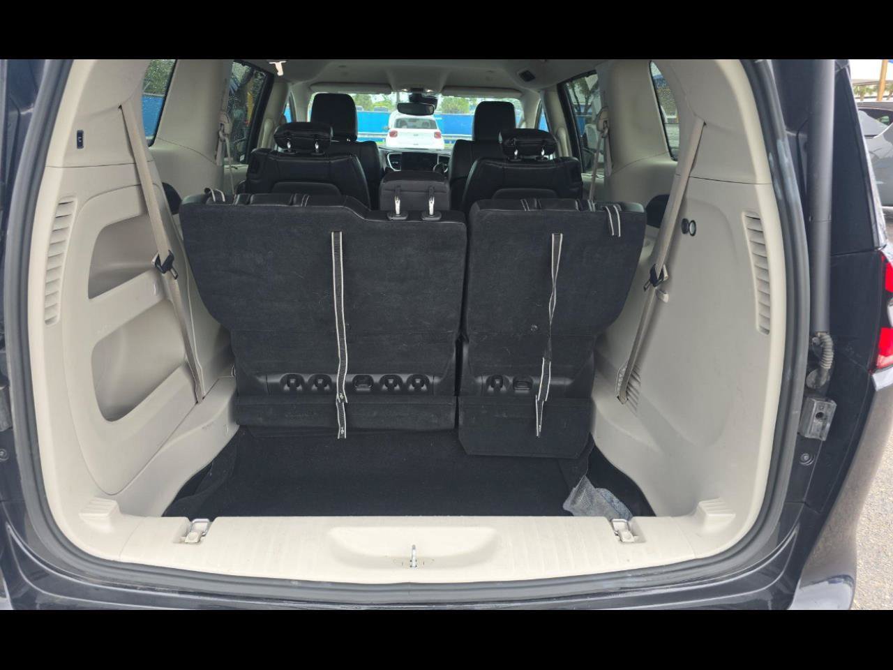 Used 2023 Chrysler Pacifica Touring-L FWD image 10