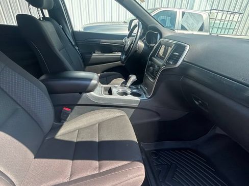 Used 2020 Jeep Grand Cherokee Laredo AWD/4WD image 24