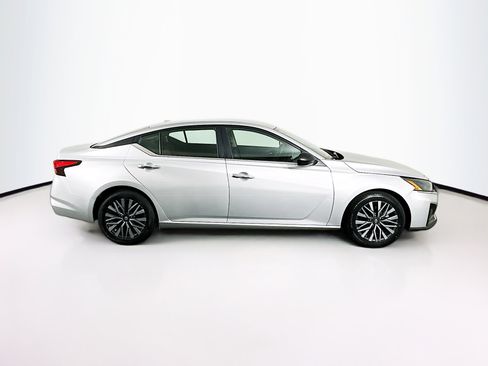 Used 2024 Nissan Altima 2.5 SV image 10