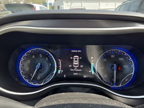Used 2024 Chrysler Pacifica Touring-L FWD image 14