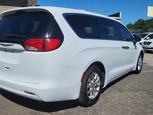 Used 2020 Chrysler Voyager L FWD image 10