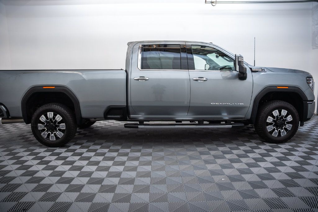 Used 2025 GMC Sierra 3500 Denali w/ Denali Reserve Package AWD/4WD image 4