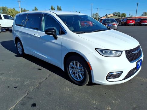 Used 2024 Chrysler Pacifica Touring-L image 8