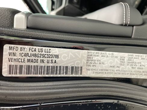 New 2025 Jeep Grand Cherokee Limited w/ Black Appearance Package image 21