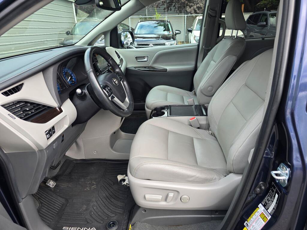 Used 2020 Toyota Sienna XLE w/ XLE Navigation Package FWD image 19