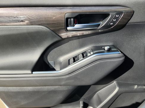 Used 2025 Toyota Highlander Platinum image 22