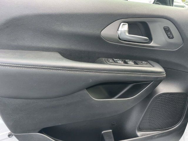 Used 2025 Chrysler Pacifica Select FWD image 14