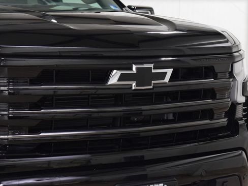 Used 2025 Chevrolet Silverado 1500 High Country w/ Midnight Edition AWD/4WD image 9
