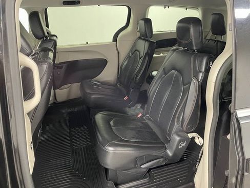 Used 2017 Chrysler Pacifica Touring-L Plus w/ Uconnect Theatre Group FWD image 23