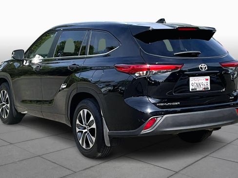 Used 2023 Toyota Highlander XLE image 11