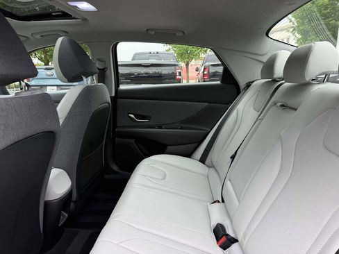 Used 2025 Hyundai Elantra Limited FWD image 17
