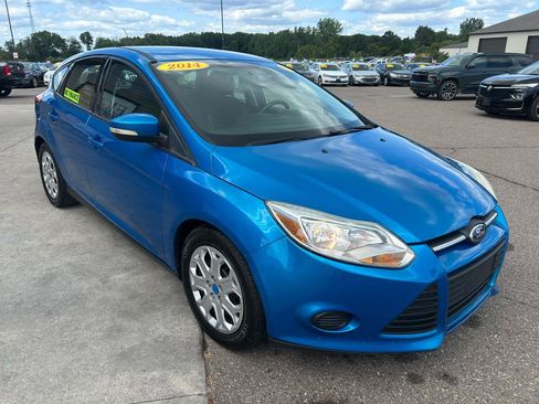 Used 2014 Ford Focus SE w/ SE Winter Package FWD image 3
