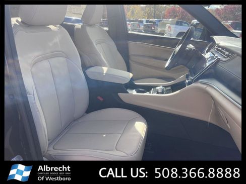 New 2025 Jeep Grand Cherokee Limited w/ Luxury Tech Group II image 16