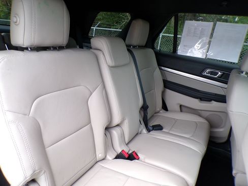 Used 2018 Ford Explorer XLT w/ Equipment Group 202A FWD image 19